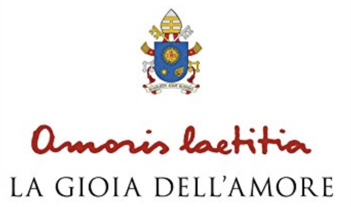 Escudo de armas del Papa Francisco sobre los títulos Amoris Laetitia y La gioia dell'amore