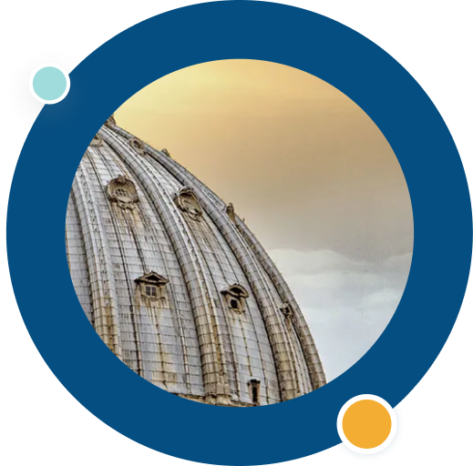 Primer plano de la cúpula de la Basílica de San Pedro en el Vaticano bajo un cielo al atardecer Primer plano de la cúpula de la Basílica de San Pedro en el Vaticano bajo un cielo al atardecer