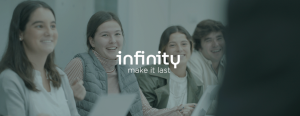 Grupo de jóvenes sonriendo en una oficina con el logotipo de Infinity y el eslogan Make it last superpuesto Grupo de jóvenes sonriendo en una oficina con el logotipo de Infinity y el eslogan Make it last superpuesto