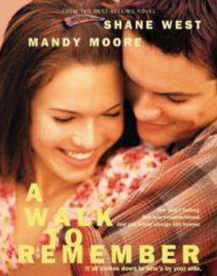 Póster de la película A Walk to Remember (Un amor para recordar) protagonizada por Mandy Moore y Shane West, mostrando a la pareja abrazada y sonriendo