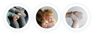 Composición de tres fotografías circulares con bordes blancos sobre un fondo transparente: manos entrelazadas, una madre abrazando a su hijo y manos unidas en gesto de apoyo Composición de tres fotografías circulares con bordes blancos sobre un fondo transparente: manos entrelazadas, una madre abrazando a su hijo y manos unidas en gesto de apoyo
