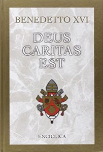 Portada de la encíclica Deus Caritas Est de Benedicto XVI, con el escudo papal sobre un fondo de mármol blanco y bordes dorados