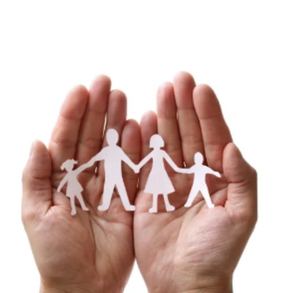Dos manos abiertas sosteniendo una cadena de papel que representa a una familia (padre, madre e hijos), simbolizando el apoyo y la protección del núcleo familiar. Dos manos abiertas sosteniendo una cadena de papel que representa a una familia (padre, madre e hijos), simbolizando el apoyo y la protección del núcleo familiar.